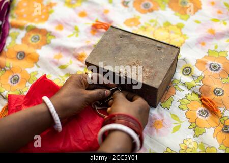 L'argent est détenu dans un lockbox que les femmes épargnent et prêtent entre elles dans un village d'épargne et de prêt micro-finance groupe bancaire dans le Bihar rural, l'Inde, l'Asie du Sud-est. Banque D'Images