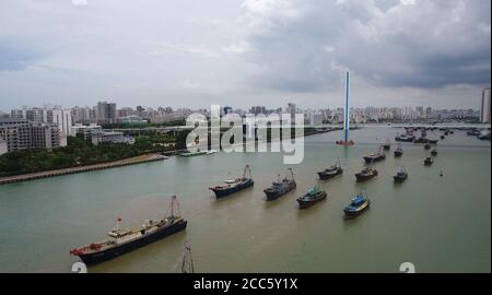 Haikou. 19 août 2020. La photo aérienne prise le 19 août 2020 montre des navires naviguant sur la mer près du port de Xin'gang à Haikou, dans la province de Hainan, au sud de la Chine. Les services de ferry dans le détroit de Qiongzhou ont repris mercredi après 12 heures à midi, alors que le typhon Higos a frappé la ville de Zhuhai, dans la province de Guangdong, dans le sud de la Chine, mercredi matin. Credit: Yang Guanyu/Xinhua/Alamy Live News Banque D'Images