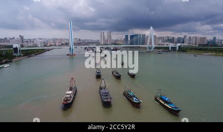 Haikou. 19 août 2020. La photo aérienne prise le 19 août 2020 montre des navires naviguant sur la mer près du port de Xin'gang à Haikou, dans la province de Hainan, au sud de la Chine. Les services de ferry dans le détroit de Qiongzhou ont repris mercredi après 12 heures à midi, alors que le typhon Higos a frappé la ville de Zhuhai, dans la province de Guangdong, dans le sud de la Chine, mercredi matin. Credit: Yang Guanyu/Xinhua/Alamy Live News Banque D'Images