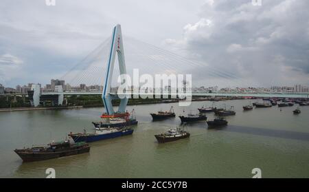 Haikou. 19 août 2020. La photo aérienne prise le 19 août 2020 montre des navires naviguant sur la mer près du port de Xin'gang à Haikou, dans la province de Hainan, au sud de la Chine. Les services de ferry dans le détroit de Qiongzhou ont repris mercredi après 12 heures à midi, alors que le typhon Higos a frappé la ville de Zhuhai, dans la province de Guangdong, dans le sud de la Chine, mercredi matin. Credit: Yang Guanyu/Xinhua/Alamy Live News Banque D'Images