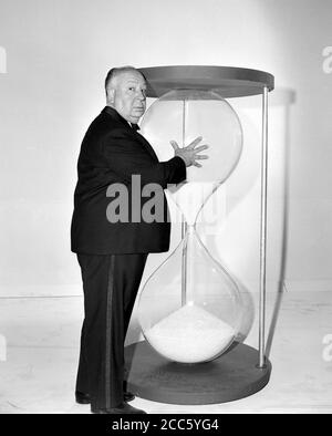 Photo de publicité du réalisateur et de la télévision Alfred Hitchcock pendant sa série de télévision d'anthologie 'Alfred Hitchcock présentes' 1962 CBS. Référence du dossier # 34000-263THA Banque D'Images