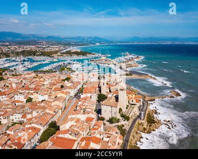 Port d'antibes vue panoramique aérienne. Antibes est une ville située sur la côte d'Azur ou Côte d'Azur en France. Banque D'Images