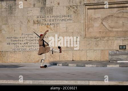 Athènes, Grèce. Changement de la garde présidentielle Evzones par le tombeau grec du soldat inconnu. Célèbre cérémonie quotidienne, patriotique, fierté. Banque D'Images