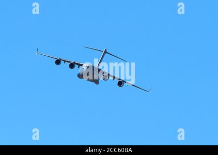 US Air Force C-17, Globemaster II, Heavy Lift Aircraft, descendant dans la vallée de Panamint, Californie, États-Unis. Banque D'Images