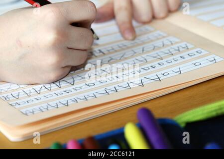 Image symbole : le premier grader apprend l'écriture Banque D'Images