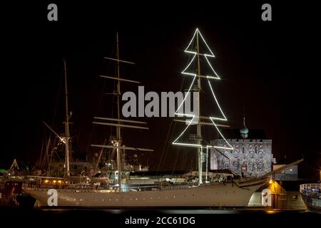 BERGEN, NORVÈGE - 2015 DÉCEMBRE 23. Grand navire norvégien Statsraad Lehmkuhl avec lumières d'arbre de noël Banque D'Images