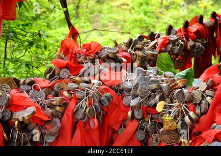 Zhangjiajie, Chine - 10 mai 2017 : détail des écluses d'amour avec rubans rouges dans le parc national de Zhangjiajie, Chine. Banque D'Images