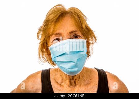 Femme âgée portant un masque chirurgical pendant l'épidémie du virus Corona Banque D'Images