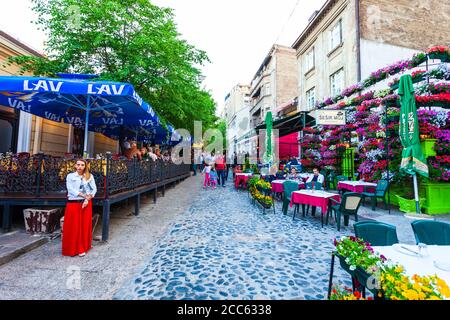 BELGRADE, SERBIE - 16 MAI 2013 : café et restaurant de rue à Skadarlija, une rue ancienne de Stari Grad ou la vieille ville de Belgrade en Serbie Banque D'Images