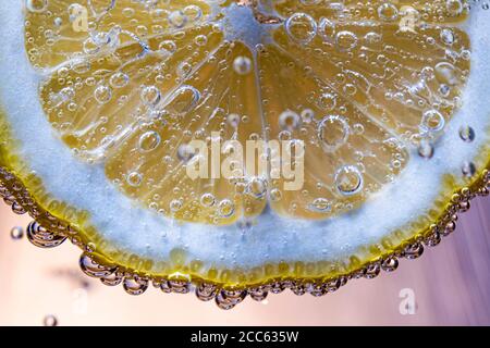 Tranche de citron flottant dans de l'eau sodée Banque D'Images