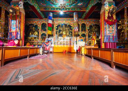 KATMANDOU, NÉPAL - 01 MARS 2014 : intérieur du temple de Boudhanath, situé près du Grand Stupa de Boudhanath, dans la ville de Katmandou, au Népal Banque D'Images