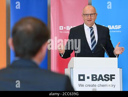 19 août 2020, Brandebourg, Schwarzheide: Dietmar Woidke (SPD), Ministre Président de l'Etat de Brandebourg, parle à l'occasion de la présentation des avis de financement pour la production de matériel de piles sur le site de BASF Schwarzheide GmbH. BASF recevra environ 175 millions d'euros des gouvernements fédéral et des États pour soutenir la recherche et le pilotage industriel dans le domaine des matériaux de piles hautement innovants. Une usine de production de matériaux de batterie est actuellement en construction sur le site de BASF, dans le sud du Brandebourg. Photo: Patrick Pleul/dpa-Zentralbild/dpa Banque D'Images