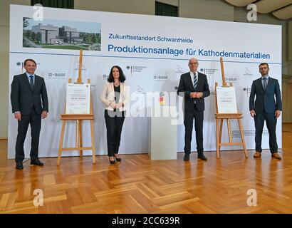 19 août 2020, Brandebourg, Schwarzheide: Jürgen Fuchs (l-r), Président du Conseil d'Administration de BASF Schwarzheide GmbH, Elisabeth Winkelmeier-Becker (CDU), Secrétaire d'Etat parlementaire au Ministère fédéral de l'Economie, Dietmar Woidke (SPD), Ministre Président de l'Etat de Brandebourg, Et Bram Jansen, responsable des infrastructures chez BASF Schwarzheide GmbH, participent à la présentation des avis de financement pour la production de matériaux de batteries sur le site de BASF Schwarzheide GmbH. BASF recevra environ ·175 millions de la part des gouvernements fédéral et des États allemands pour soutenir la rese Banque D'Images