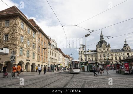 Graz, Autriche. Août 2020. Vue panoramique sur la place Hauptplaz dans le centre-ville historique Banque D'Images