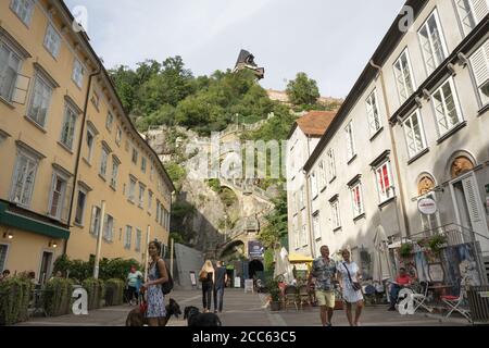 Graz, Autriche. Août 2020. Vue sur la place Schlossberg avec l'escalier menant à la tour de l'horloge en arrière-plan. Banque D'Images