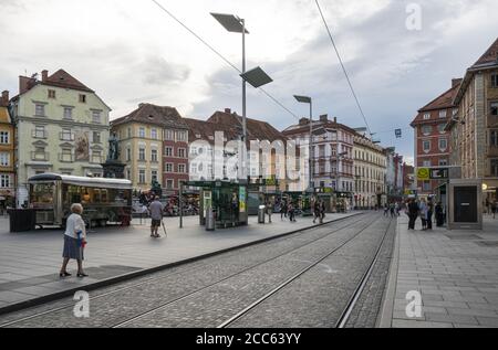 Graz, Autriche. Août 2020. L'arrêt de tramway se trouve sur la place Hauptplatz, dans le centre-ville historique Banque D'Images