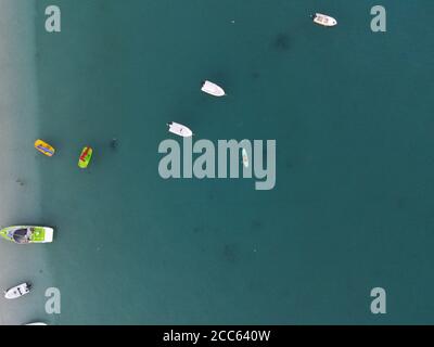 Prise de vue aérienne de hors-bord, matelas gonflables et marins sur les rives de la plage de valtos à parga grèce. parga preveza grèce epirus août 2020 Banque D'Images