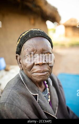 Femme âgée réfugiée du Sud Soudan vivant dans le camp de réfugiés de Palabek, dans le nord de l'Ouganda. Banque D'Images