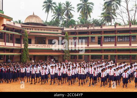 GOA, INDE - 28 FÉVRIER 2012 : rencontre des écoliers près du bâtiment de l'école en Inde Banque D'Images