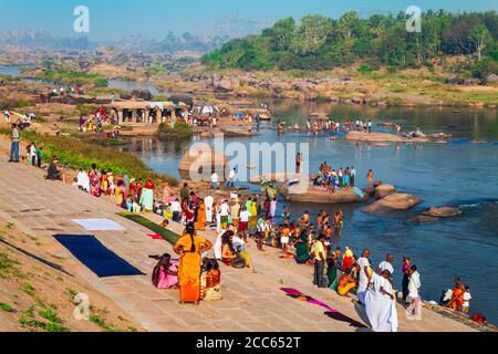 HAMPI, INDE - 20 février 2012 : les Indiens le bain et le lavage des vêtements dans la rivière en Inde Banque D'Images