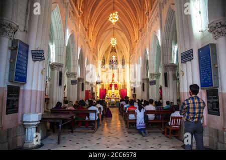 MYSORE, INDE - 24 MARS 2012 : intérieur de la cathédrale Saint-Philomena, une église catholique située dans la ville de Mysore en Inde Banque D'Images