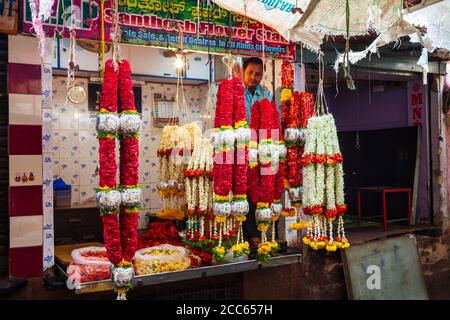 MYSORE, INDE - Le 26 mars 2012 : Offres de fleurs sur le marché local en Inde Banque D'Images