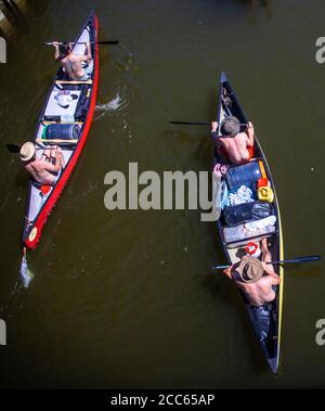 06 août 2020, Mecklembourg-Poméranie occidentale, Diemitz: Vacanciers pagayer avec des bateaux chargés dans le district du lac de Mecklembourg. Des milliers de vacanciers voyagent actuellement dans le district du lac de Mecklembourg en bateau, en vélo ou en randonneurs. Photo: Jens Büttner/dpa-Zentralbild/ZB Banque D'Images