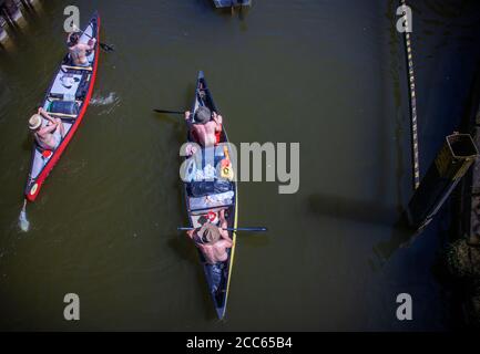 06 août 2020, Mecklembourg-Poméranie occidentale, Diemitz: Vacanciers pagayer avec des bateaux chargés dans le district du lac de Mecklembourg. Des milliers de vacanciers voyagent actuellement dans le district du lac de Mecklembourg en bateau, en vélo ou en randonneurs. Photo: Jens Büttner/dpa-Zentralbild/ZB Banque D'Images