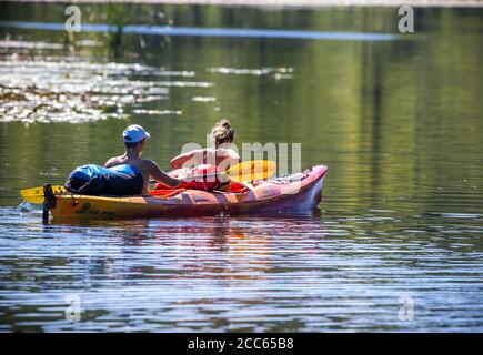 06 août 2020, Mecklembourg-Poméranie occidentale, Fleether Mühle : deux pagayeurs sont sur la Vilzsee près de la Fleether Mühle. Des milliers de vacanciers voyagent actuellement dans le district du lac de Mecklembourg en bateau, en vélo ou en randonneurs. Photo: Jens Büttner/dpa-Zentralbild/ZB Banque D'Images