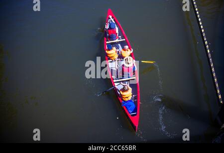 06 août 2020, Mecklembourg-Poméranie occidentale, Diemitz : une pagaie familiale dans le district du lac de Mecklembourg. Des milliers de vacanciers voyagent actuellement dans le district du lac de Mecklembourg en bateau, en vélo ou en randonneurs. Photo: Jens Büttner/dpa-Zentralbild/ZB Banque D'Images