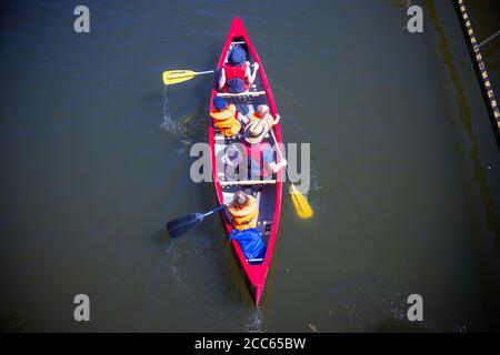 06 août 2020, Mecklembourg-Poméranie occidentale, Diemitz : une pagaie familiale dans le district du lac de Mecklembourg. Des milliers de vacanciers voyagent actuellement dans le district du lac de Mecklembourg en bateau, en vélo ou en randonneurs. Photo: Jens Büttner/dpa-Zentralbild/ZB Banque D'Images