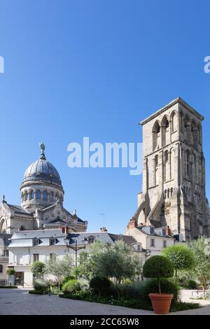 La basilique Saint-Martin, une église catholique du XIXe siècle, et la tour Charlemagne datant du XIIe siècle ; Tours, Vallée de la Loire, France Banque D'Images