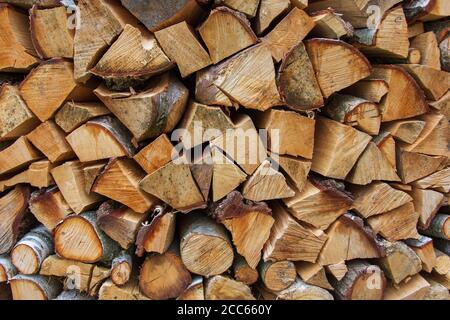 Pile de bois de chauffage empilé pour le chauffage hivernal, gros plan Banque D'Images