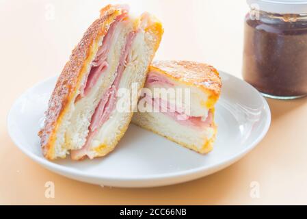 Sandwich monte cristo, vue sur la façade de la framboise Banque D'Images