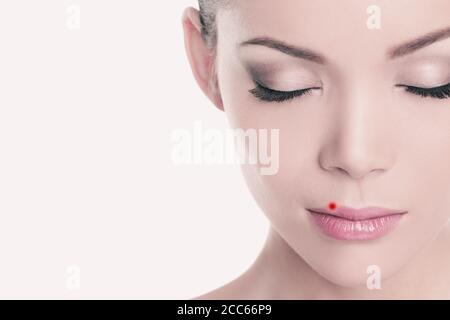 Zone de cercle rouge d'herpès sur les lèvres du modèle asiatique de femme de beauté. Portrait d'une fille avec une plaie froide pour le concept de problème de santé bucco-dentaire Banque D'Images