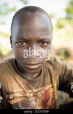 Portrait d'un garçon sud-soudanais de dix ans dans le camp de réfugiés de Palabek, dans le nord de l'Ouganda, en Afrique de l'est. Banque D'Images