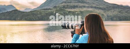 Photographie de voyage photographe professionnelle femme touriste avec téléobjectif professionnel Appareil photo avec objectif sur trépied pour photographier des animaux sauvages en Alaska Banque D'Images