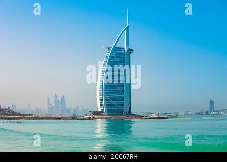 Dubaï, Émirats arabes unis - février 27, 2019 : l'hôtel de luxe Burj Al Arab et la plage publique de Jumeirah à Dubaï aux Émirats Banque D'Images