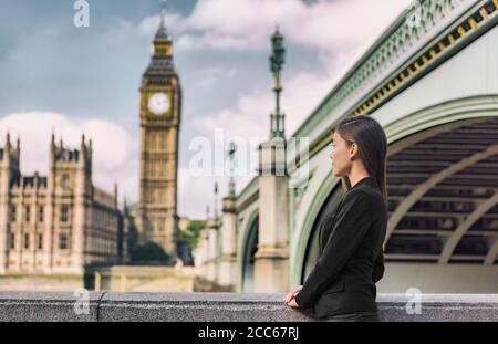 Londres affaires gens ville style de vie jeune femme d'affaires regardant le Parlement Big Ben horloge tour, Royaume-Uni. Europe politique avocat ou agent immobilier, femme Banque D'Images