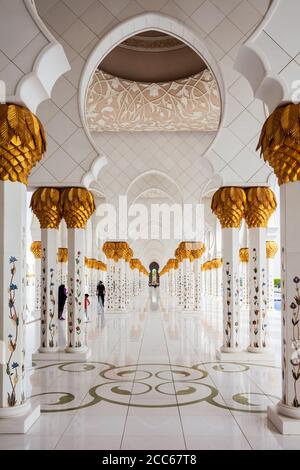 ABU DHABI, UAE - février 28, 2019 : la Grande Mosquée Sheikh Zayed, la plus grande mosquée de l'intérieur des Émirats arabes unis, à Abu Dhabi Banque D'Images