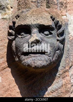 Faites face au détail de la sculpture à l'entrée de l'église Saint Joseph et Saint James à Follifoot Harrogate North Yorkshire England Banque D'Images