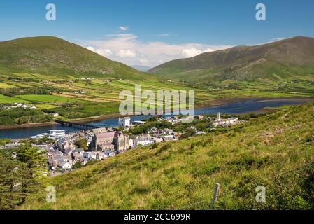 Vue depuis la colline entourant Cahirciveen, Co Kerry, Irlande Banque D'Images