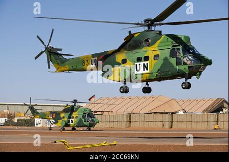 MALI, Gao, Mission des Nations Unies de la MINUSMA, Camp Castor, camp dirigé par la Bundeswehr allemande, unité d'hélicoptère de Pumas roumains pour les vols de secours paramédicaux, hélicoptère IAR-330 Puma L-RM Banque D'Images