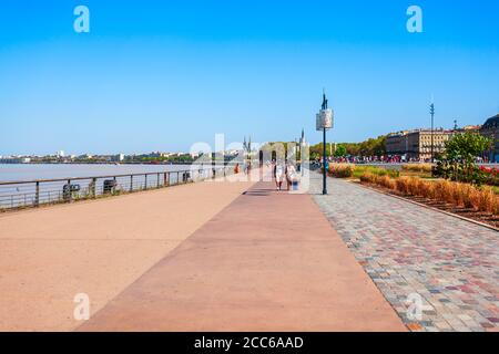 BORDEAUX, FRANCE - 17 SEPTEMBRE 2018 : rive de la Garonne au centre de la ville de Bordeaux en France Banque D'Images