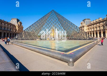 PARIS, FRANCE - 12 septembre 2018 : Musée de la pyramide du Louvre dans le centre de Paris, France Banque D'Images