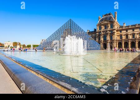 PARIS, FRANCE - 12 septembre 2018 : Musée du Louvre et sa pyramide au centre de Paris, France Banque D'Images