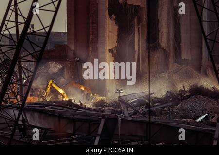 Les temps difficiles du Liban. Rénovation après explosion à Beyrouth. Les excavatrices démonte les ruines de Port. Des travaux sont en cours pour reconstruire la ville. Banque D'Images