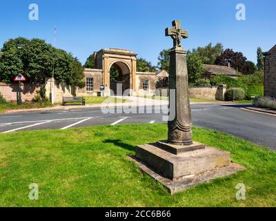 Croix-saxonne et portes de Rudding ancienne entrée du parc de Rudding Domaine à Follifoot près de Harrogate North Yorkshire England Banque D'Images