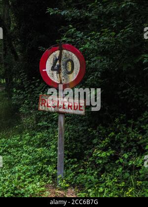 ancien panneau de signalisation sur une route de montagne Banque D'Images