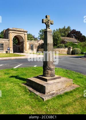 Croix-saxonne et portes de Rudding ancienne entrée du parc de Rudding Domaine à Follifoot près de Harrogate North Yorkshire England Banque D'Images